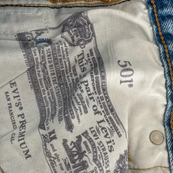 Levi's 501 Crop Jean in Diamond - Picture 9 of 11